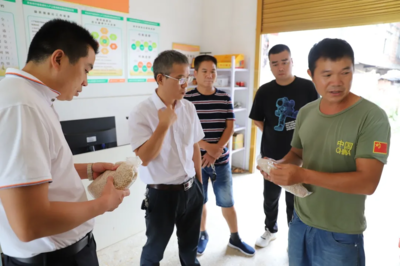 江華瑤族自治縣商務局程達明局長實地考察鎮、村級電商服務站點建設情況